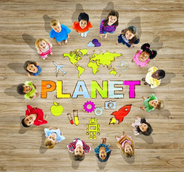Multi-etnische groep van kinderen met kaart van de wereld — Stockfoto