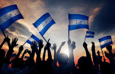 Honduras bayrağı tutan insanlar