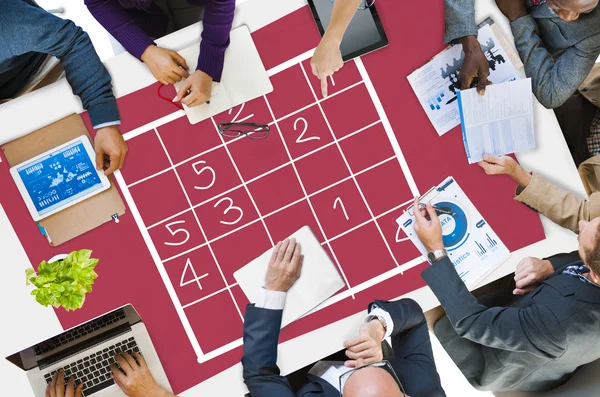 Sudoku puzzel oplossen Leisure Concept — Stockfoto