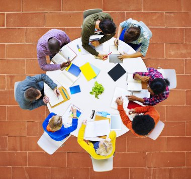 Bir grup insan bir takım içinde çalışma