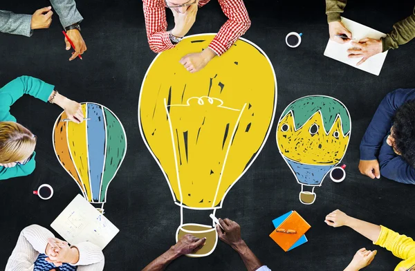 熱い空気バルーン電球のアイデア想像飛行概念 — ストック写真