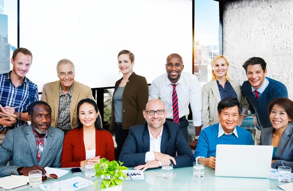 Geschäftsleute kooperieren — Stockfoto