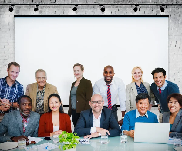 Geschäftsleute kooperieren — Stockfoto