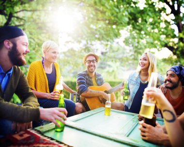 Arkadaşlar kavramı içme dışarı asılı