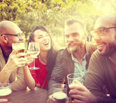 Arkadaşlar kavramı içme dışarı asılı