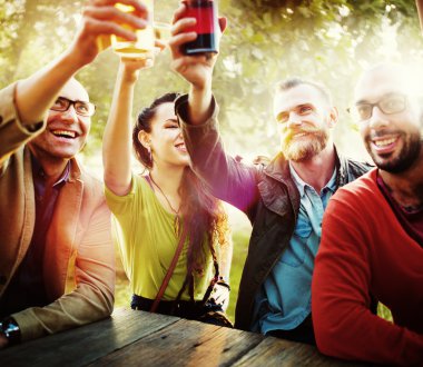 Arkadaşlar kavramı içme dışarı asılı