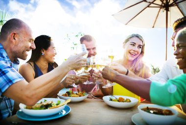 Arkadaşlar kavramı içme dışarı asılı