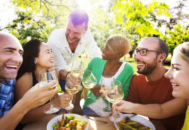 Dışarı asılı ve kavram içme arkadaş