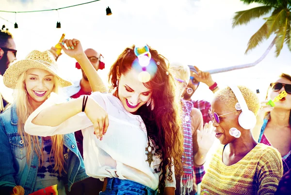 Vänskap dansar Beach lycka koncept — Stockfoto