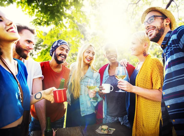 Vänner picknick Joyful livsstilskoncept — Stockfoto