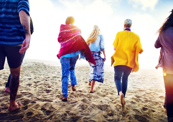 Vänskap avkoppling sommar strand — Stockfoto