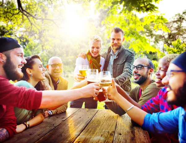 Vrienden opknoping drinken Concept — Stockfoto