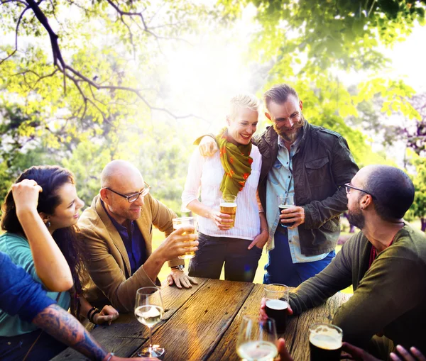 Freunde hängen Trinkkonzept ab — Stockfoto