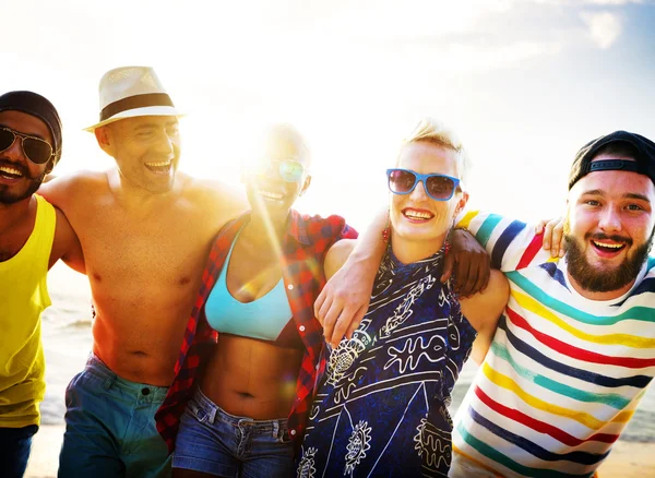 Vänner roliga stranden sommaren koncept — Stockfoto