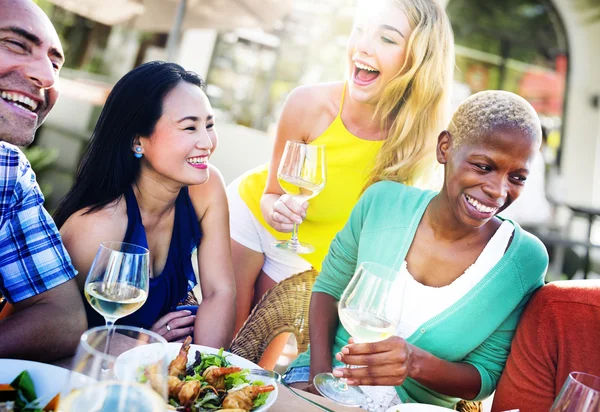 Amigos pasando el rato en la fiesta al aire libre —  Fotos de Stock