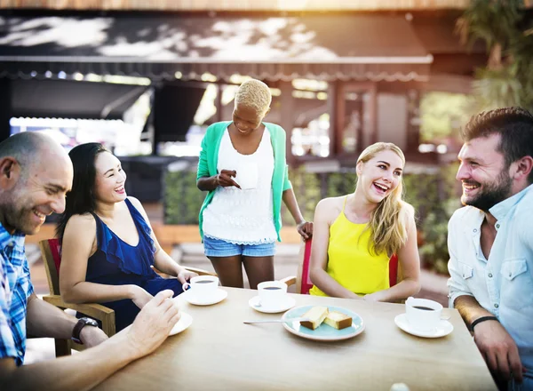 Vänner pratar Holiday koncept — Stockfoto