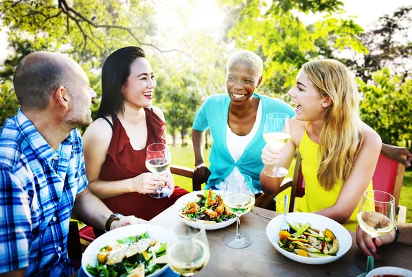 Vrienden koelen praten Concept vakantie — Stockfoto