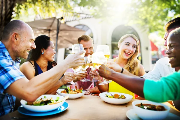 Vrienden opknoping uit en drinken Concept — Stockfoto