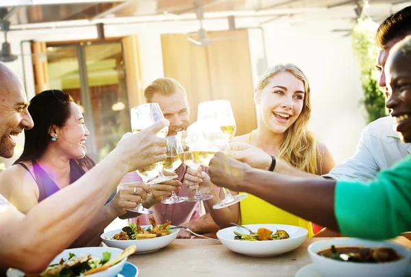 Vrienden opknoping uit en drinken Concept — Stockfoto