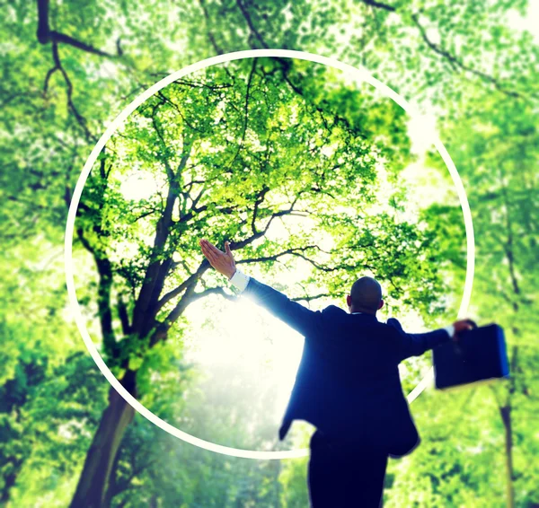 Feliz hombre de negocios en el bosque — Foto de Stock