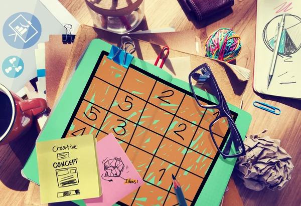 Mesa de escritório bagunçado com Sudoku — Fotografia de Stock