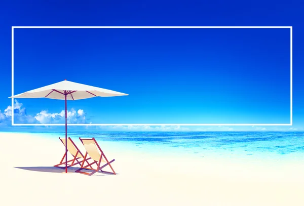ビーチの風景の日光浴用の椅子 — ストック写真