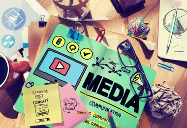 Medya kavramı ile dağınık Ofis Masası