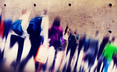 Sıradan insanlar acele saat yürüyüş