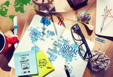 sosyal medya ile dağınık Ofis Masası