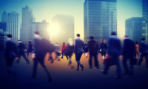 Commuter mensen uit het bedrijfsleven lopen — Stockfoto