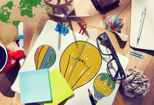 Mesa de escritório bagunçada com balão de ar quente — Fotografia de Stock