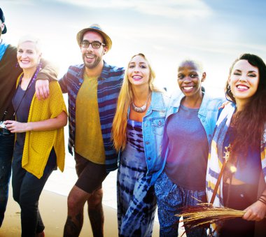 Mutlu arkadaşlar sahilde eğleniyor.