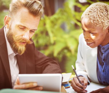 Ofiste çalışan iş adamları