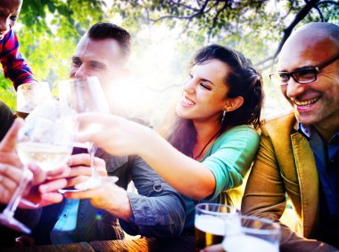 Dışarı asılı açık havada partide arkadaşlar