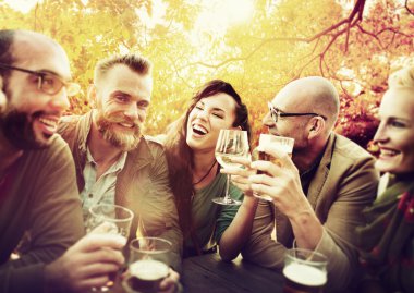 Dışarı asılı açık havada partide arkadaşlar