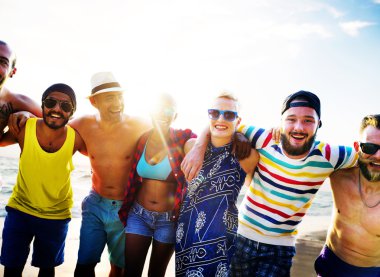 Mutlu arkadaşlar sahilde eğleniyor.