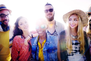 Mutlu arkadaşlar sahilde eğleniyor.