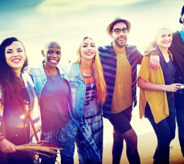 Mutlu arkadaşlar sahilde eğleniyor.