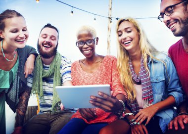 neşeli arkadaşlar Kumsal Partisi dışarı asılı