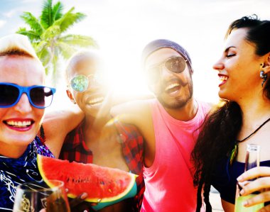 Mutlu arkadaşlar sahilde eğleniyor.