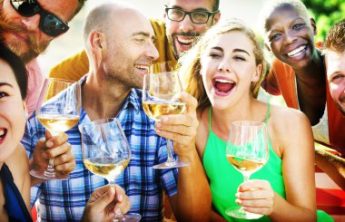 Dışarı asılı açık havada partide arkadaşlar