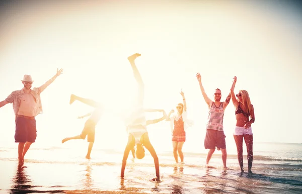Amici felici divertirsi sulla spiaggia — Foto Stock