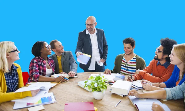 Trabajo en equipo Concepto de aprendizaje de lluvia de ideas casual — Foto de Stock