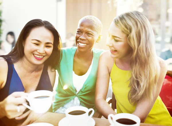 Chicas amigas tomando un café —  Fotos de Stock