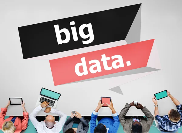 Personnes utilisant des appareils et Big Data — Photo