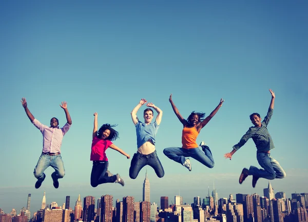 Grupo de personas multiétnicas están saltando — Foto de Stock