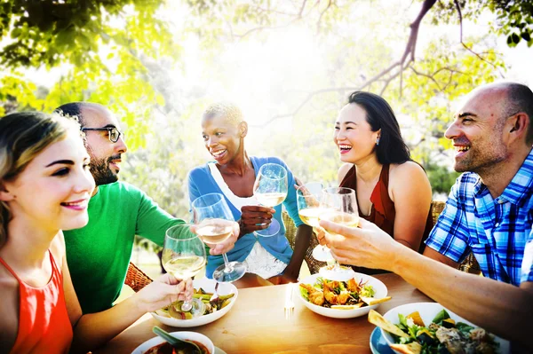 Vrienden opknoping uit bij Outdoors partij — Stockfoto