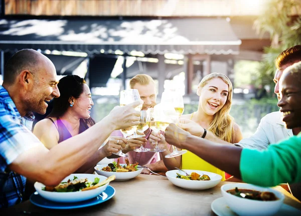 Vrienden opknoping uit bij Outdoors partij — Stockfoto