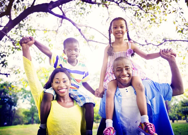 Africké šťastná rodina baví — Stock fotografie