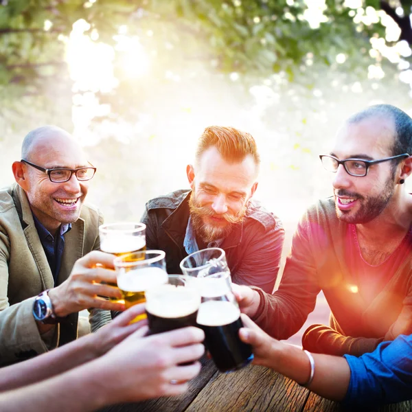 Amigos pasando el rato en la fiesta al aire libre —  Fotos de Stock